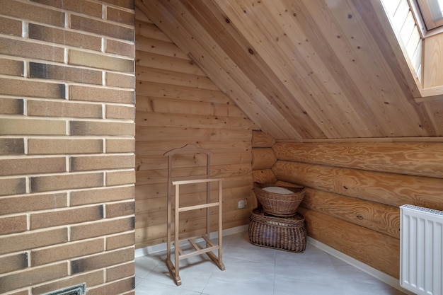 Interior de uma sala de estar com elementos de madeira em estilo ecológico rústico