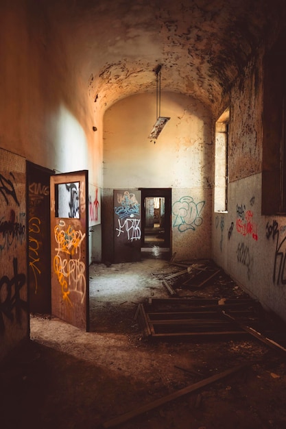 Interior decadente de um prédio abandonado