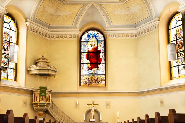 Interior y decoración con estatua dentro de la iglesia del espíritu santo para que la gente visite y respete rezar en el casco antiguo de Heidelberger el 25 de agosto de 2017 en Heidelberg Alemania