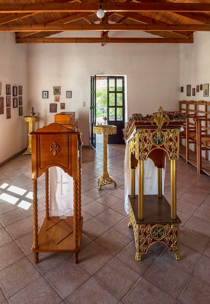 Interior y decoración de la Iglesia Ortodoxa Griega con íconos y candelabros en Grecia