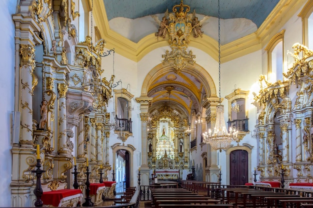 Interior decorado da histórica igreja barroca brasileira na cidade de Ouro Preto, em Minas Gerais, Brasil