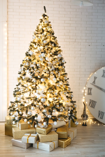 Interior decorado para o Natal com tema com abeto e muitos acessórios para o Natal. Estilo de decoração dourada branca