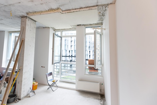 Interior do apartamento com materiais durante a renovação e construção, remodelar a parede de gesso cartonado ou drywall