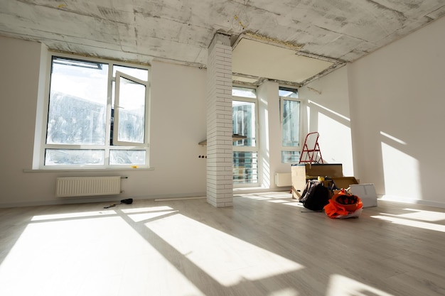 Interior do apartamento com materiais durante a renovação e construção, remodelar a parede de gesso cartonado ou drywall