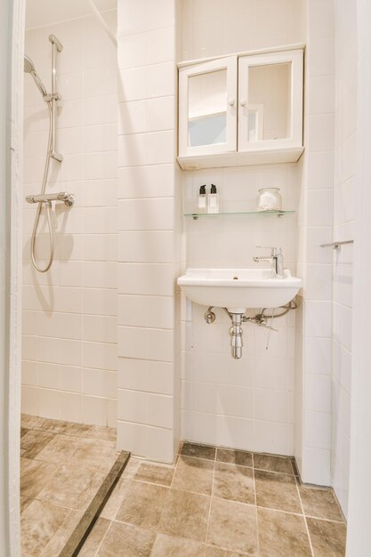 Interior do banheiro moderno com caixa de chuveiro e pia