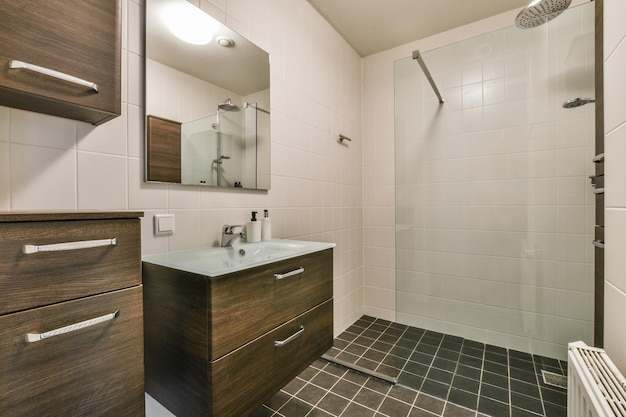 Interior do banheiro moderno com chuveiro