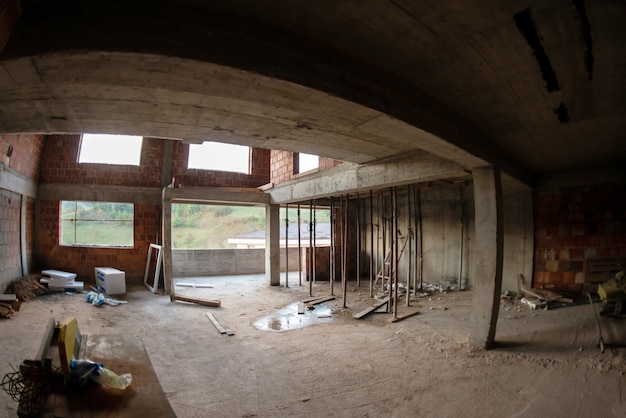 interior do canteiro de obras de um novo apartamento de dois andares com janelas e paredes de tijolo vermelho canteiro de obras em andamento para uma nova casa