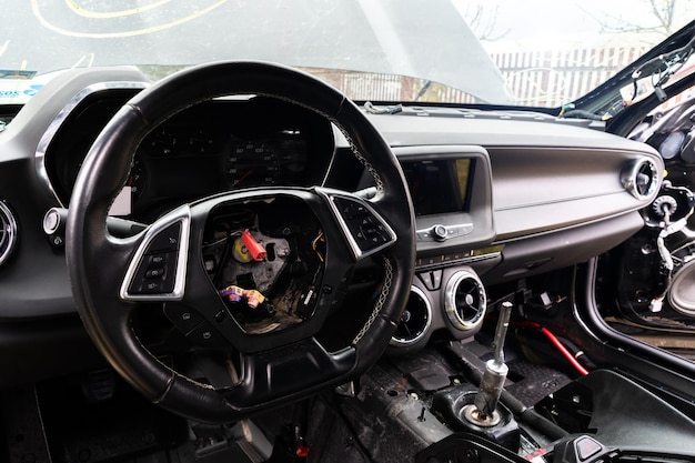 Foto interior do carro com reparação de automóveis de elementos desmontados