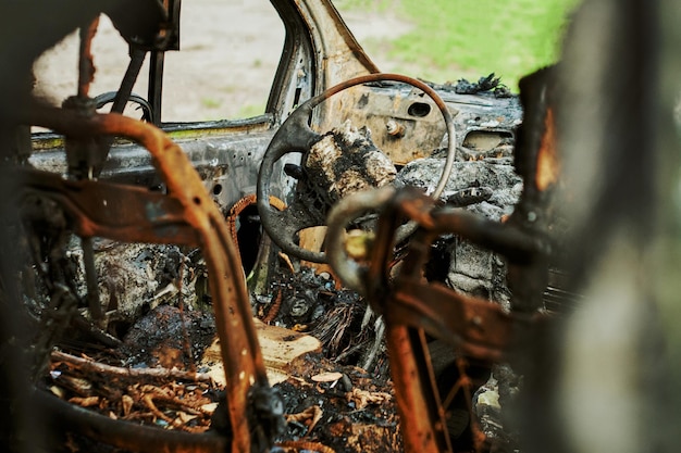 Interior do carro queimado close-up Fogo no veículo dispara Carro de automóvel queimado Fogo no veículo devido a curto-circuito incêndio criminoso Fumo de fogo danificado Veículo motorizado