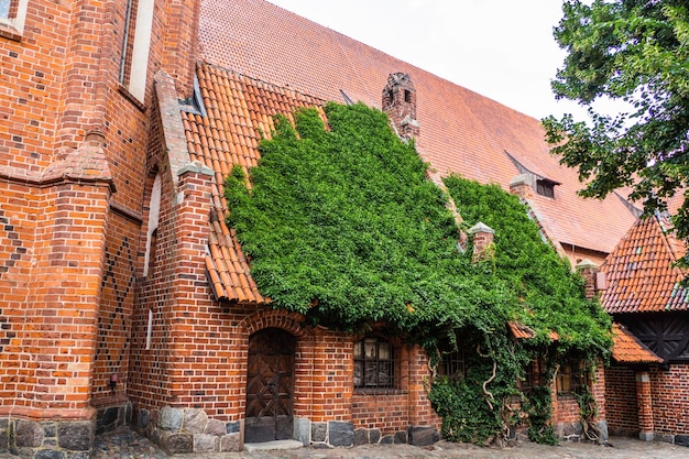 Interior do complexo do castelo gótico medieval - Castelo de Malbork, Polônia.