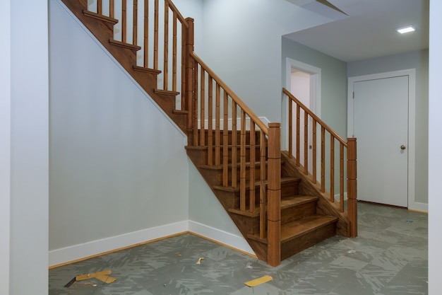 Interior do corredor com piso de madeira. Vista de escadas de madeira.