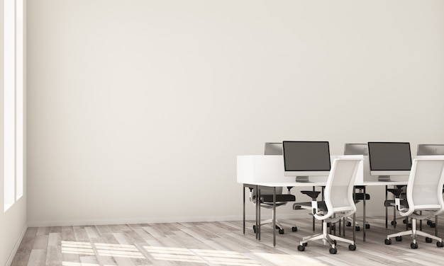 Foto interior do escritório branco moderno com linhas de mesas de computador branco com piso de madeira de cadeiras brancas