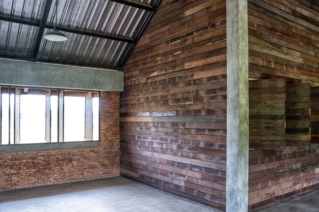 Interior do escritório com espaço de paredes de madeira
