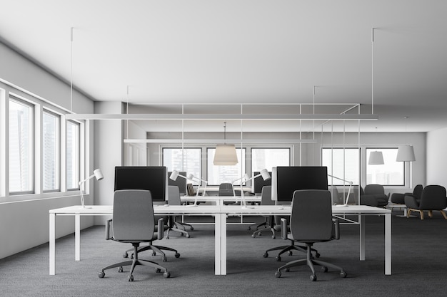 Interior do escritório de espaço aberto com paredes brancas, piso acarpetado e fileiras de mesas de computador branco com cadeiras cinza. renderização 3D