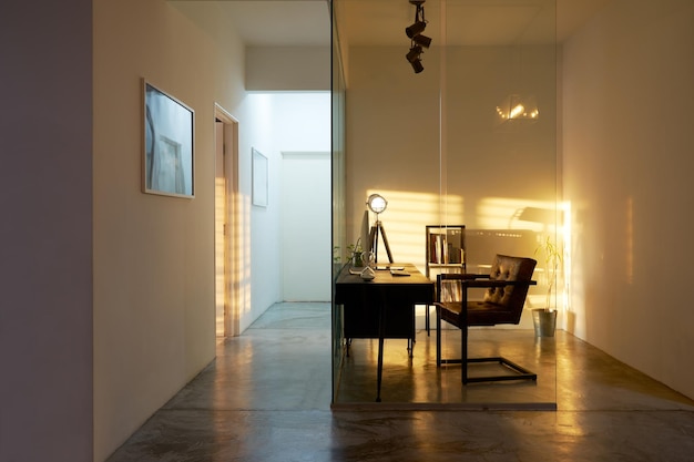 Interior do escritório soho com iluminação e sombra da hora dourada do sol, design de interiores estilo loft