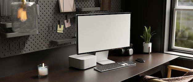 Foto interior do espaço de trabalho moderno e elegante com maquete de computador na mesa de madeira escura renderização em 3d