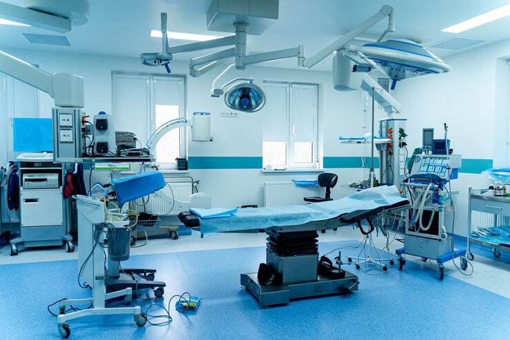 Foto interior do hospital com mesa de cirurgia, lâmpadas e dispositivos ultramodernos, tecnologia na clínica moderna.