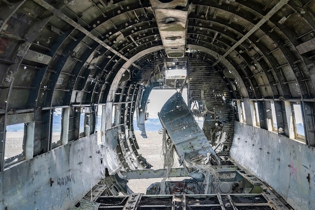 Interior do naufrágio de aeronaves militares danificadas na praia de areia preta em solheimasandur