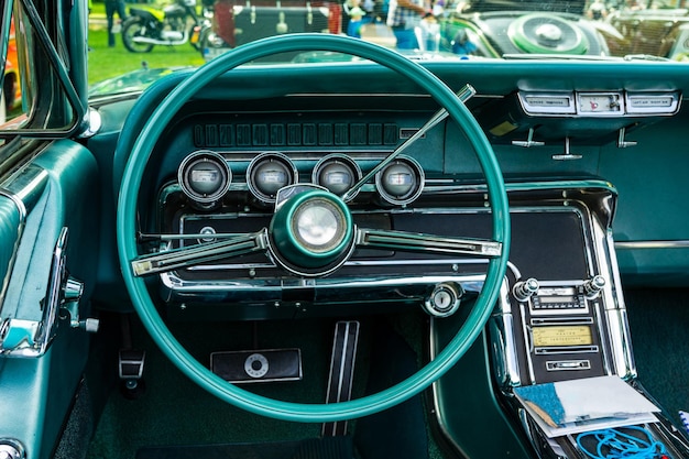 interior do painel do carro retro Vista do volante e do painel de um velho carro vintage