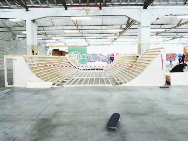 Foto interior do parque de skate