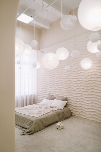 Interior do quarto branco Interior elegante e aconchegante do quarto contemporâneo com cama confortável