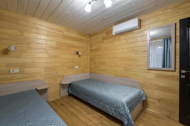 Interior do quarto ecológico de madeira em apartamentos estúdio albergue ou herdade