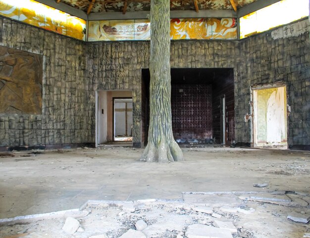 Interior do restaurante abandonado