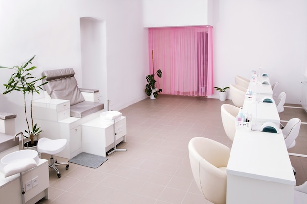 Foto interior do salão de beleza moderno vazio. locais de trabalho para mestres da manicure