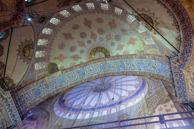 Interior do Sultanahmet Camii ou Mesquita Azul em Istambul, Turquia