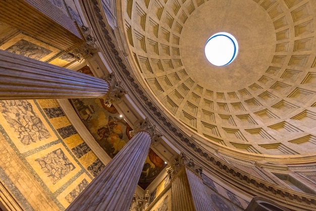 Interior do templo do panteão em Roma Itália