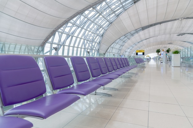 Interior do terminal de aeroporto com filas de lugares vazios