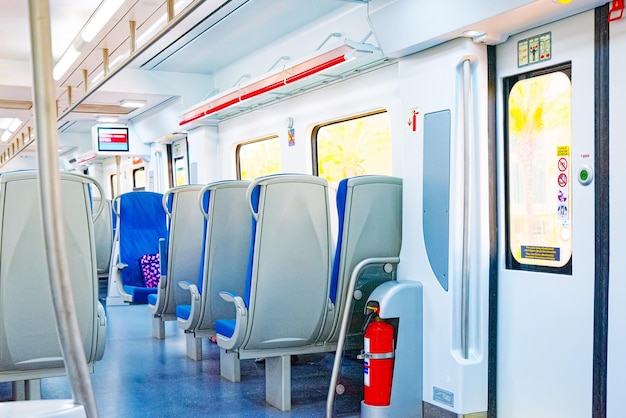 Interior do trem rápido com destino a Sitges, subúrbio de Barcelona. Espanha