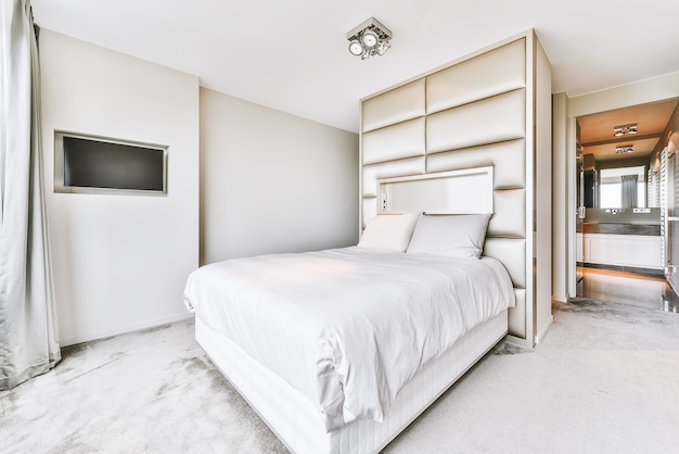 Interior de un dormitorio acogedor y luminoso con una hermosa cama