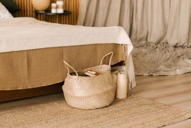 Interior de dormitorio boho moderno con decoración de cesta de mimbre