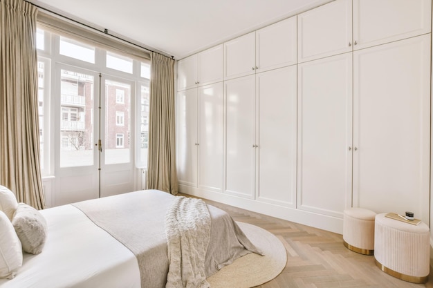 El interior de un dormitorio con una cama grande y diseños luminosos en una casa moderna