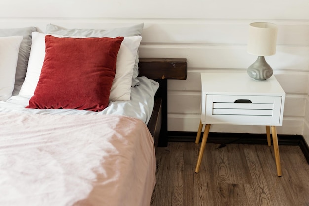 Interior de dormitorio con cama y mesa.