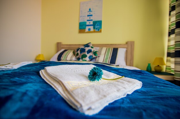 Interior del dormitorio en colores blanco y verde.