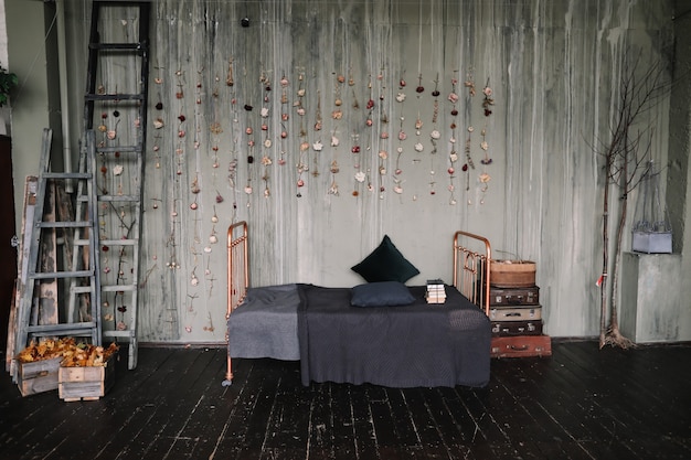 Interior de dormitorio loft vintage con decoraciones en colores oscuros en estilo antiguo