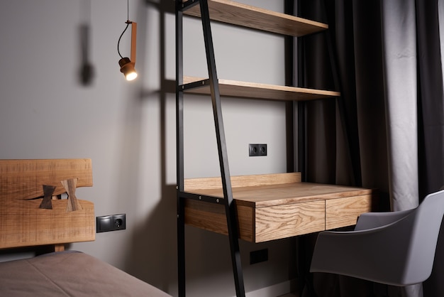 Interior del dormitorio con tableros de madera.