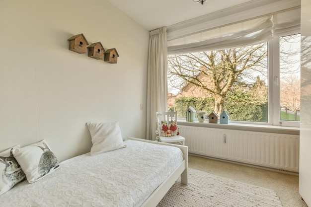 Interior de dormitorio con ventana panorámica y moqueta en el suelo de una casa moderna