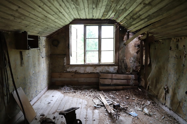 Foto interior de un edificio abandonado