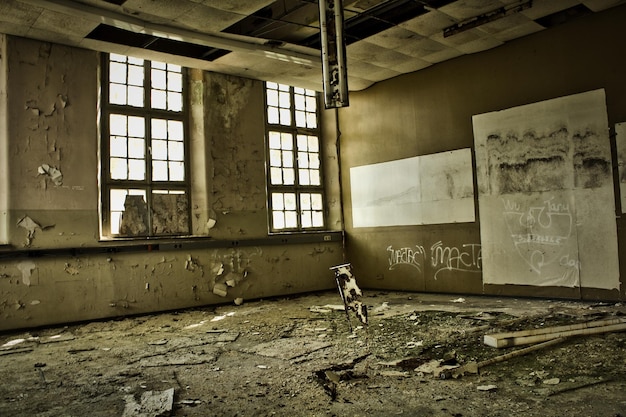 Foto interior de un edificio abandonado