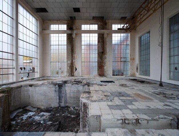 Foto interior de un edificio abandonado