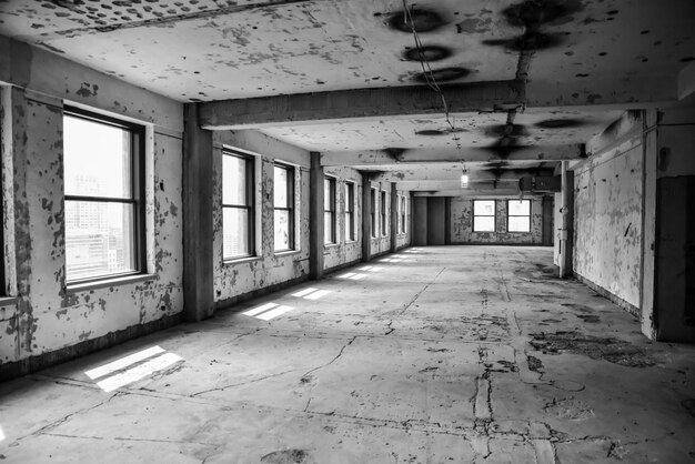 Foto interior de un edificio abandonado