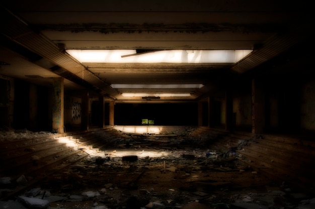 Foto interior de un edificio abandonado