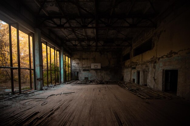 Foto interior de un edificio abandonado