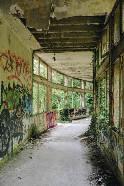 Foto interior de un edificio abandonado