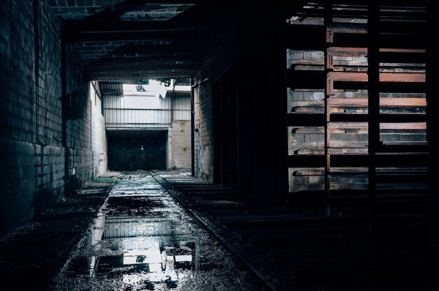 Foto interior de un edificio abandonado