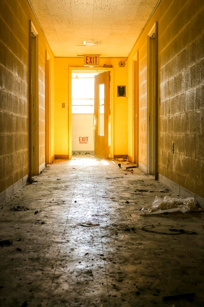 Foto interior de un edificio abandonado