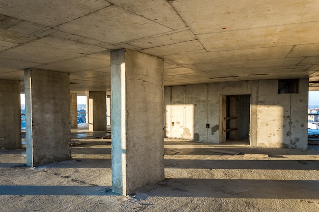 Interior de un edificio de apartamentos residenciales de hormigón con paredes desnudas sin terminar